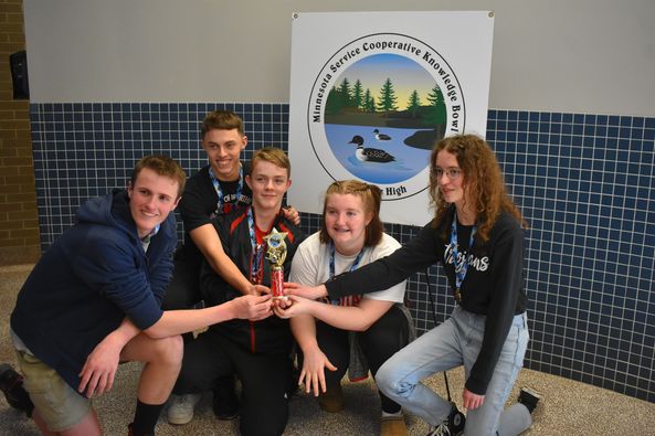 5 students holding a trophy