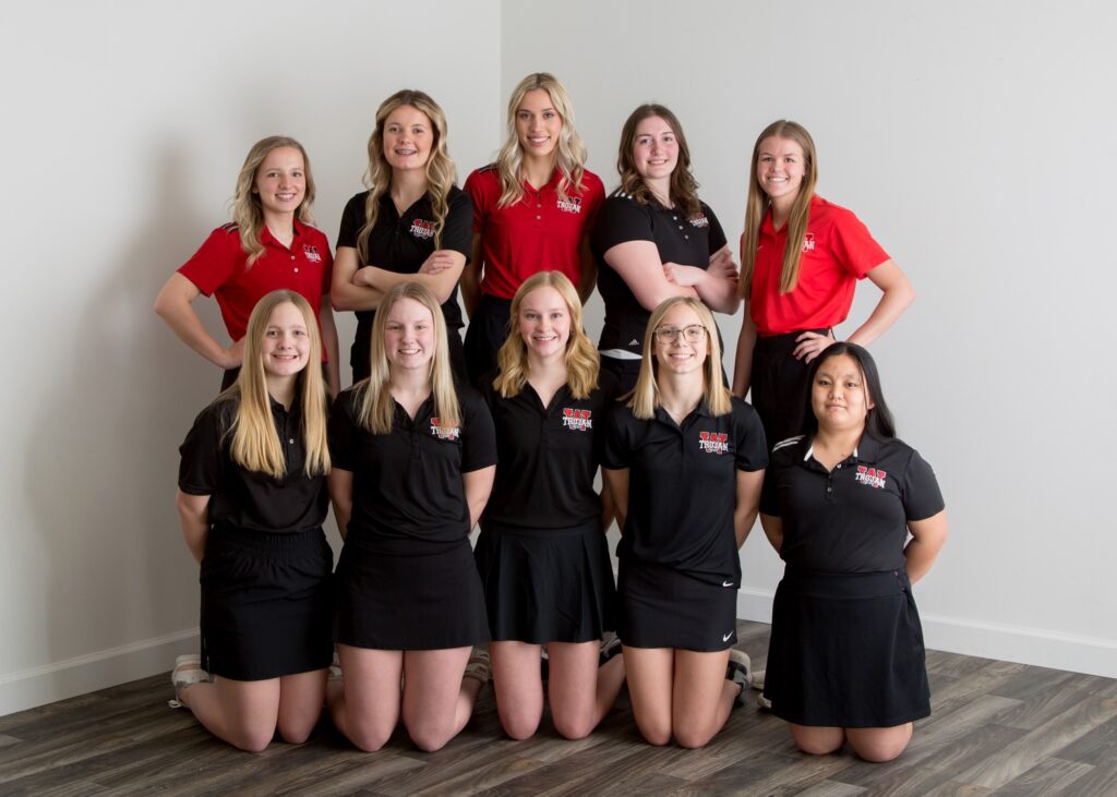 10 Trojan girl golfers