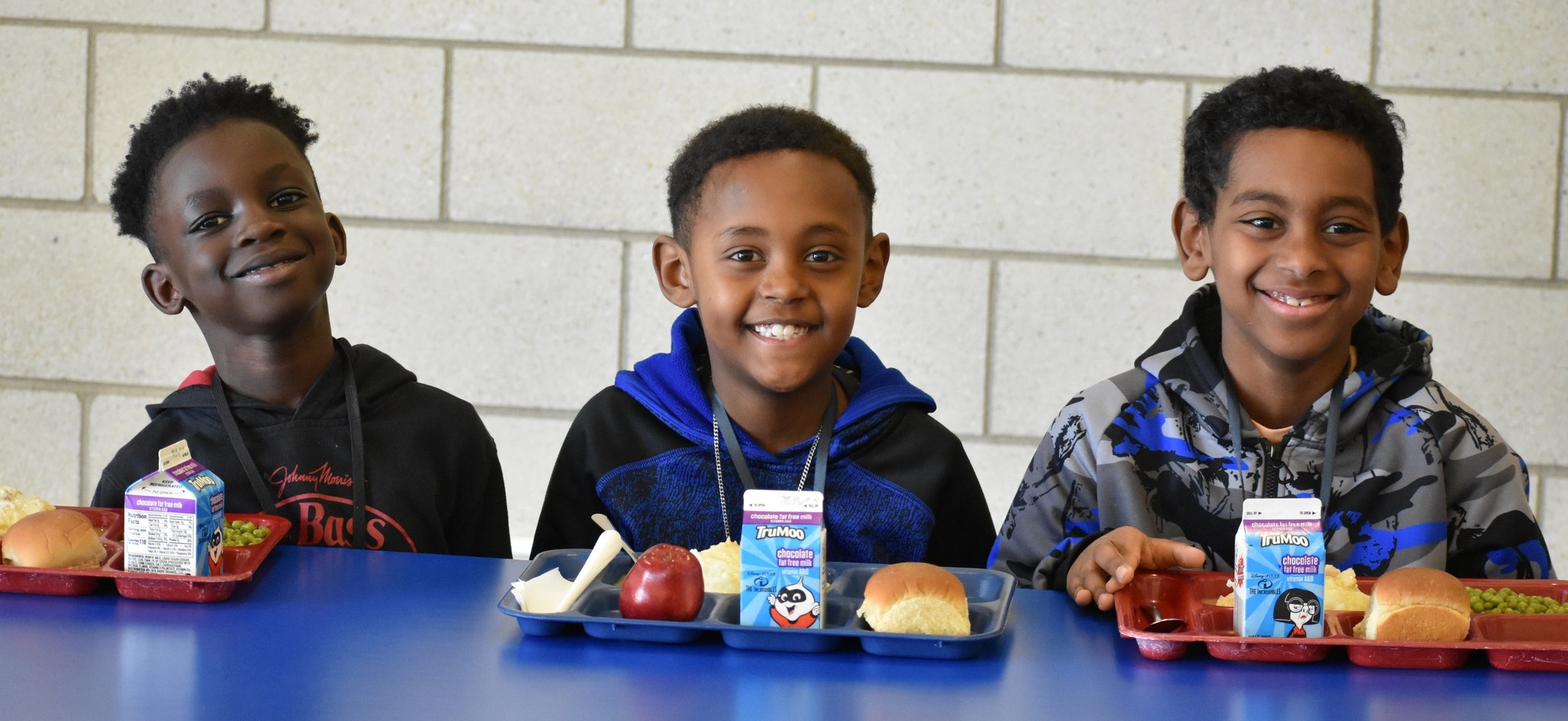 3 elementary students having lunch