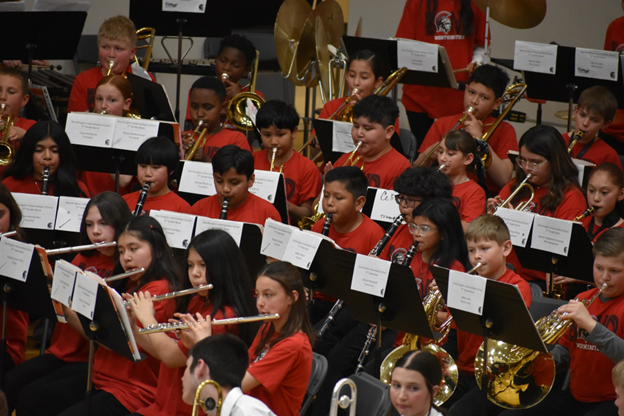 5th grades students playing flutes, clarinets, and trumpets